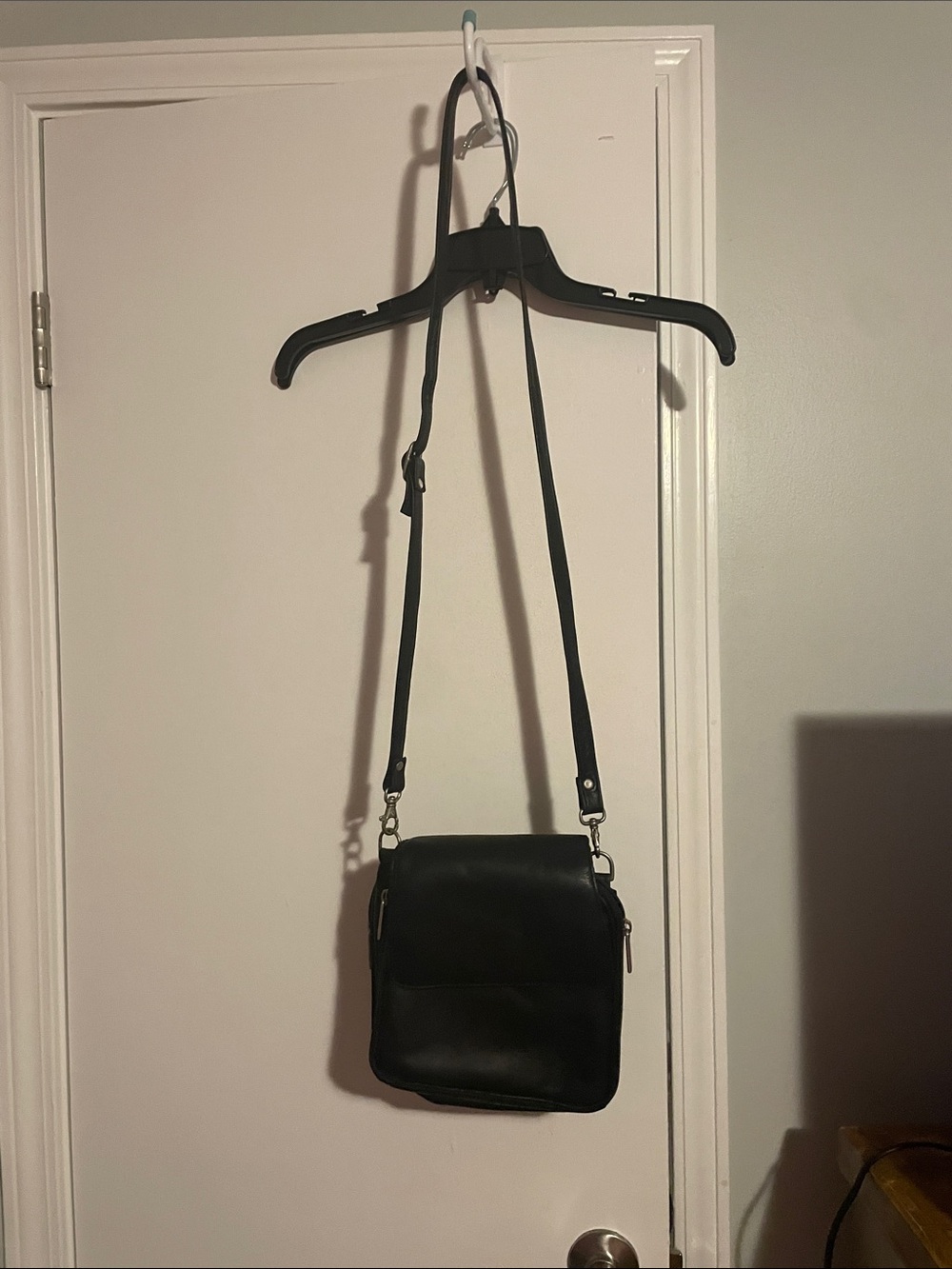 Sleek Black Leather Crossbody Bag with Adjustable Strap